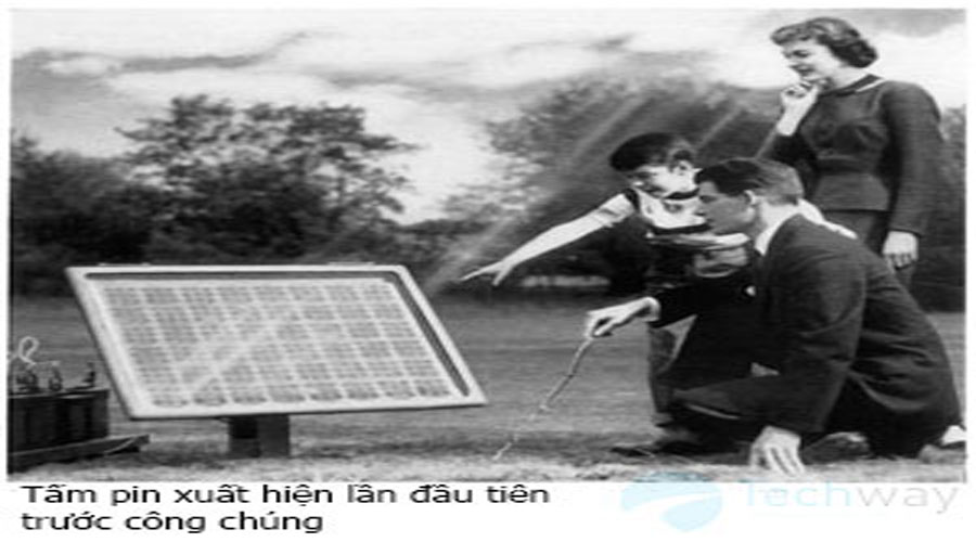 Tấm pin năng lượng mặt trời đầu tiên xuất hiện trước công chúng